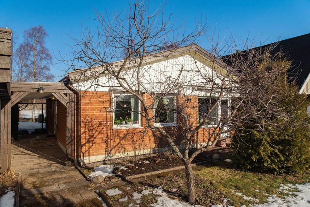 Totalrenovering av garage 2 planshus. Uppsala Norby