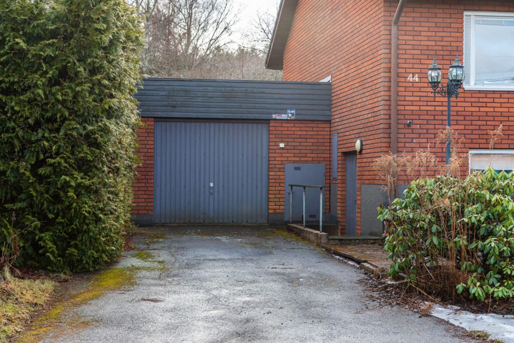 Tillbyggnation garage med plåttak. Norrtälje Bolkadalen