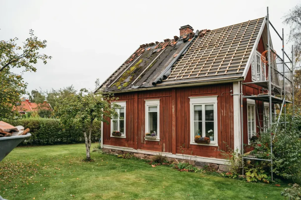 l ktbyte och underlagstak p villa tecken p slitage r tt tg rder och smart planering innan skadorna blir dyra